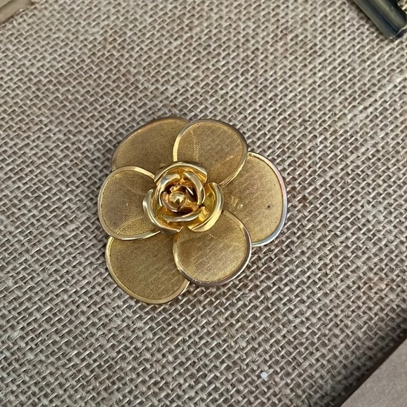 Jewelry - Flower Pin Gold Mesh Petal Anne Klein Vintage Stock Formal Elegant Floral